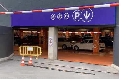 Yeraltı otoparkına giriş manzarası