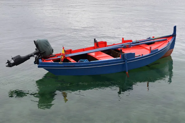 Barco Pesca Madeira Azul Vermelho Com Motor Atracado Mar — Fotografia de Stock