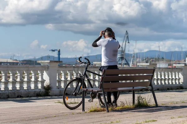 Vista Posteriore Uomo Che Indossa Casco Prima Andare Bicicletta Lungo — Foto Stock