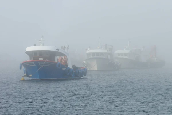 Beeld Van Vissersboten Verankerd Mistig Weer — Stockfoto