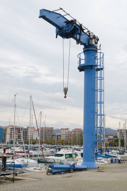 Limandaki Endüstriyel Liman Turnalarının manzarası
