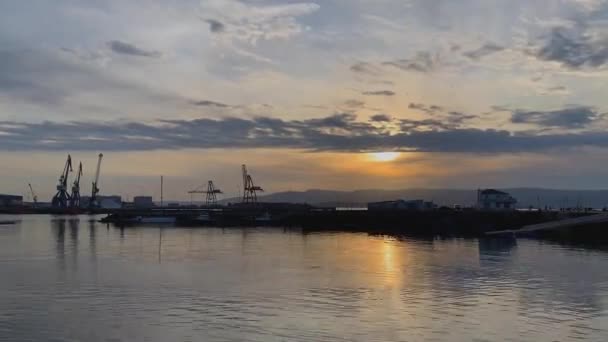 Belo Pôr Sol Com Nuvens Dramáticas Sobre Tempo Lapso Porto — Vídeo de Stock