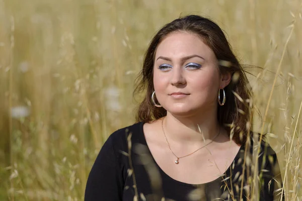 Retrato Uma Menina Campo Amarelo Sobre Fundo Natural Pela Luz — Fotografia de Stock