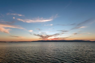 Gün batımında gökyüzündeki güzel bulutların görüntüsü dramatik manzara