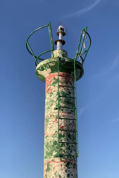 Imagem Farol Contra Céu Azul Luz Pôr Sol Close — Fotografia de Stock