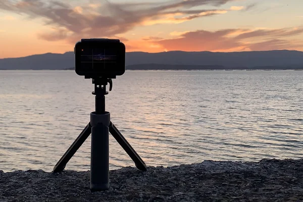 Зображення Екшн Камери Тринозі Фотографує Захід Сонця Над Океаном Крупним — стокове фото