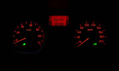 Araba göstergesi Logan, Logan MV Dacia, Renault. Takometre, hız göstergesi, göstergeler: Motor sıcaklığı seviyesi, yakıt seviyesi, düşük ışın var, sis ışıkları