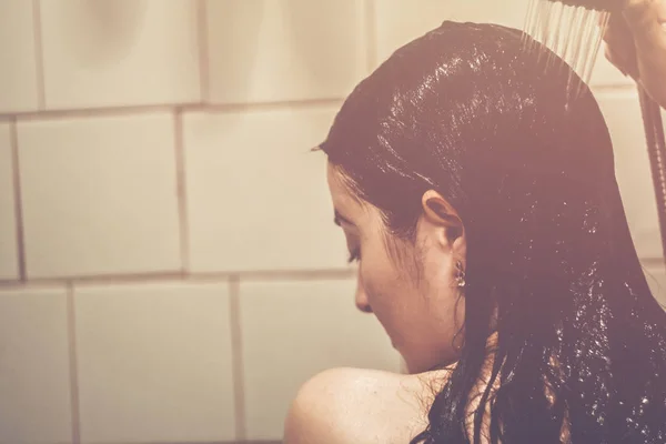 Hermosa chica de pie en la ducha. Retrato de una mitad feliz - —  Fotos de Stock