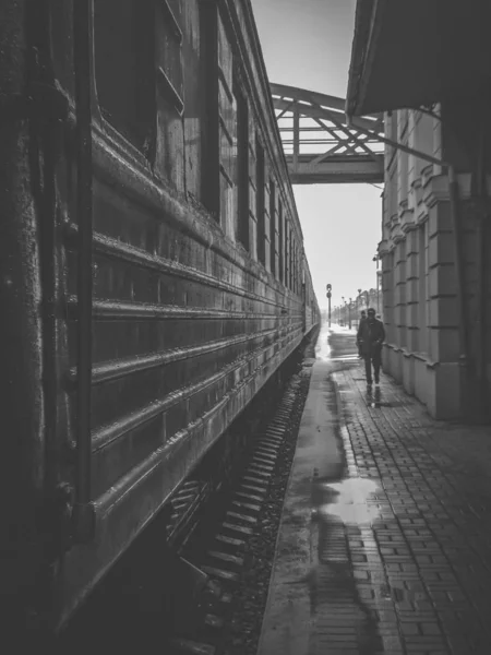 Treno blu. Vista lungo il treno. Fuss, la gente triste va alla vittoria — Foto Stock