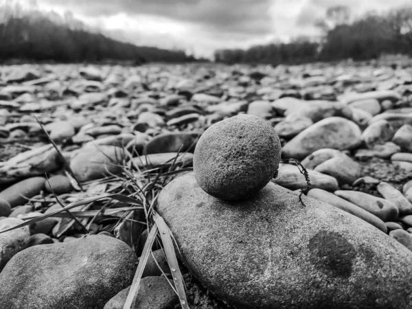 Zblízka kulatý kámen. Příroda. Na pozadí hromádky o — Stock fotografie