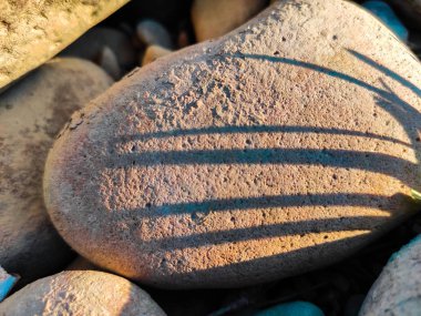 Çakıl taşı plajı arka planı, taş zemin. Soyut doğa çakıl taşları ba