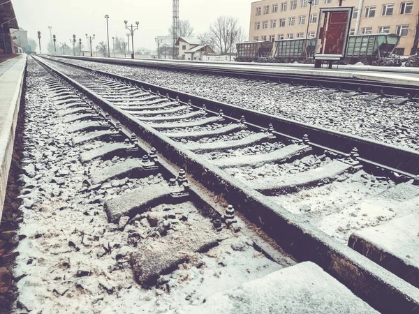 Trilhos ferroviários de inverno na neve. Rails ir para a distância — Fotografia de Stock