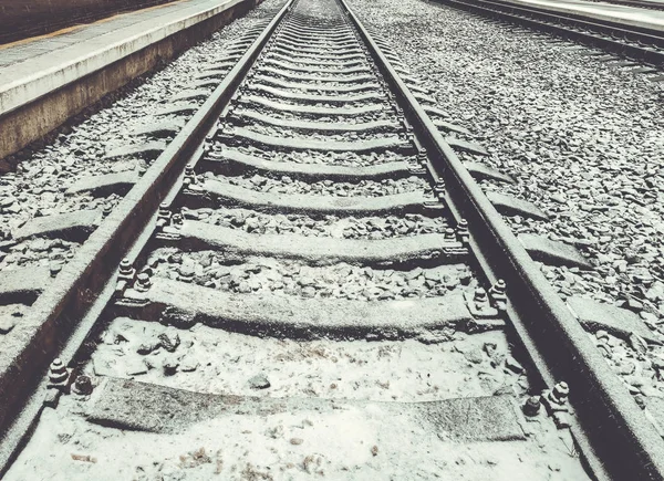 Winterbahnschienen im Schnee. Schienen gehen in die Ferne — Stockfoto