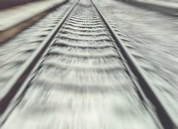 Winterbahnschienen im Schnee. Schienen gehen in die Ferne — Stockfoto