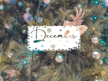 Yeni yıl arifesi. Noel ağacı, süslemeler. Lüks. Yeni Yıl