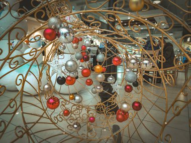 Yeni yıl arifesi. Noel ağacı, süslemeler. Lüks. Yeni Yıl