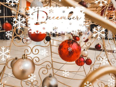 Yeni yıl arifesi. Noel ağacı, süslemeler. Lüks. Yeni Yıl
