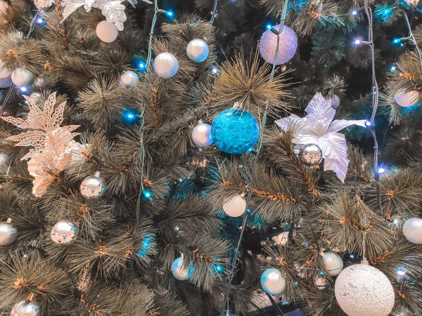 新年のインテリア。クリスマスツリー、装飾。贅沢ね。New Yea — ストック写真