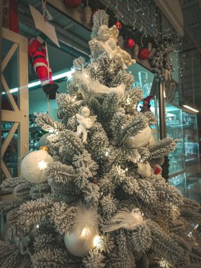 Yeni yıl arifesi. Noel ağacı, süslemeler. Lüks. Yeni Yıl