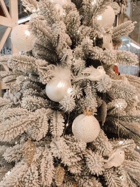 Yeni yıl arifesi. Noel ağacı, süslemeler. Lüks. Yeni Yıl