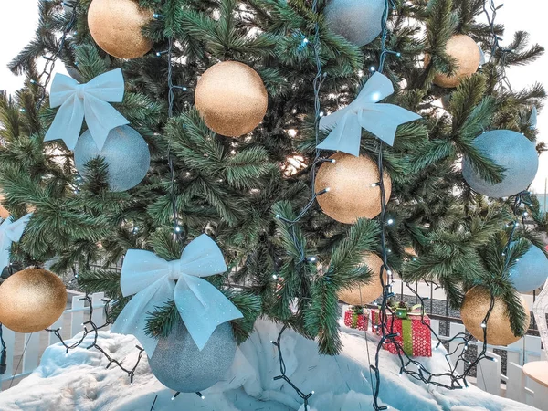 Новогодний интерьер. Рождественская елка, украшения. Роскошь. New Yea — стоковое фото