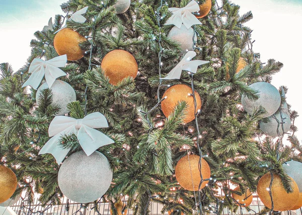 Yeni yıl arifesi. Noel ağacı, süslemeler. Lüks. Yeni Yıl — Stok fotoğraf