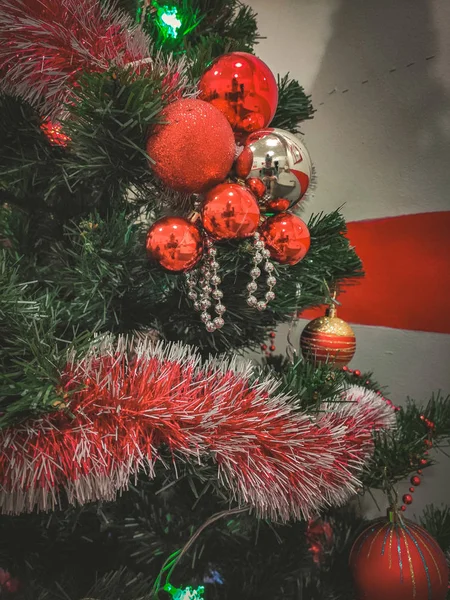 Interior de Año Nuevo. Árbol de Navidad, decoraciones. Lujo. Nuevo Sí. —  Fotos de Stock