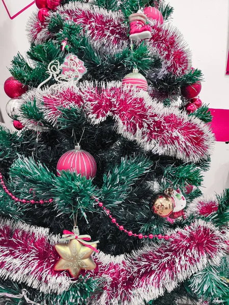 Interior de Ano Novo. Árvore de Natal, decorações. Luxo. Novo sim. Fotografia De Stock