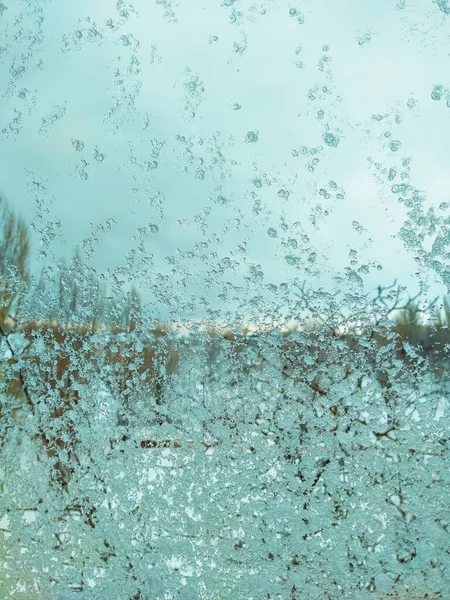 窓には融雪とぬれた雪が 背景スクリーンセーバー — ストック写真