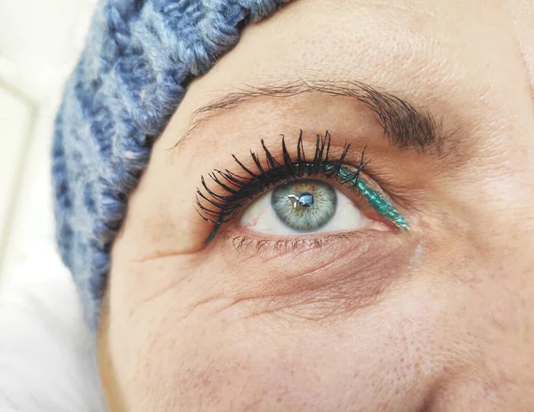 老婦人の肌をクローズアップ 疲れた女の目 美しい女性の目 — ストック写真