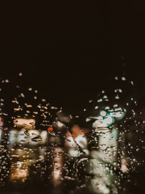 Bardaktan boşanırcasına yağmur damlaları, camlara su damlası, gece fırtınası araba sürme konsepti. Gece arabası.