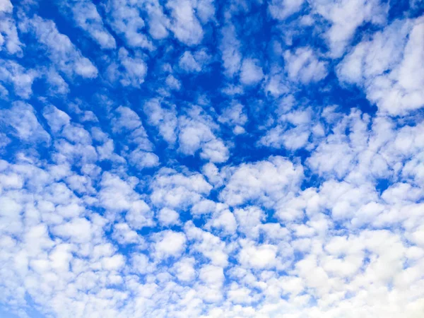 雲と青空の背景 雲のある空 — ストック写真