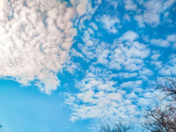 雲と青空の背景 雲のある空 — ストック写真