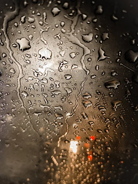Regn Droppar Fönstret Med Vägbelysning Bokeh Vattendroppe Glaset Natt Storm — Stockfoto