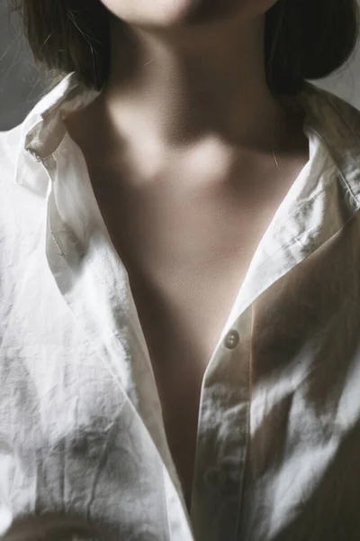 Retrato Una Bonita Modelo Con Camisa Blanca Delicada Parte Femenina —  Fotos de Stock