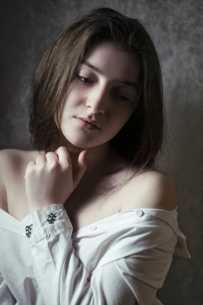 Retrato Una Hermosa Modelo Una Camisa Blanca Delicada Parte Femenina —  Fotos de Stock