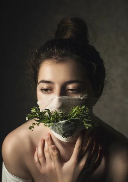 Menina Mascarada Durante Pandemia Coronavírus Menina Mascarada Com Flores Verdes — Fotografia de Stock