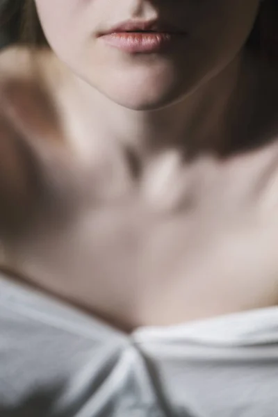 Beyaz Gömlekli Güzel Bir Mankenin Portresi Vücudun Narin Dişi Kısmı Stok Resim