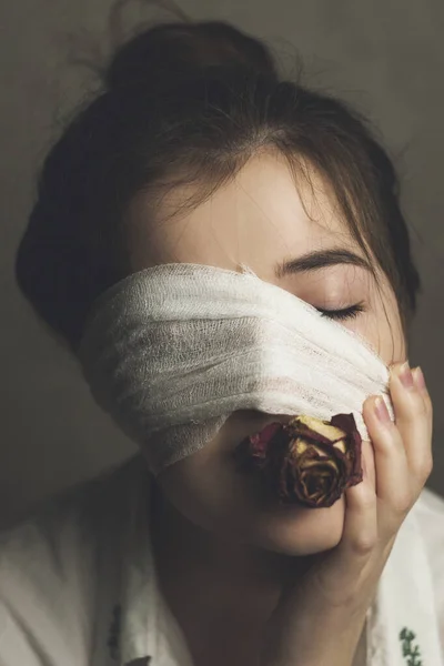 Uma Rapariga Com Uma Ligadura Cabeça Uma Flor Boca Rosto — Fotografia de Stock