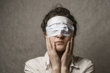 Koronavirüsten korumak için maskeli bir kız. Kızın yüzündeki maskeyi diyorum. Gözlerde maske