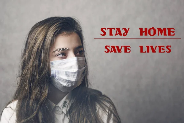 Koronavirüsten Korumak Için Maskeli Bir Kız Kızın Yüzündeki Maskeyi Diyorum - Stok İmaj