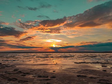 Nehrin üzerinde renkli, çok renkli bir gün batımı, büyüleyici bir manzara. Akşam gökyüzünün duvar kağıdı