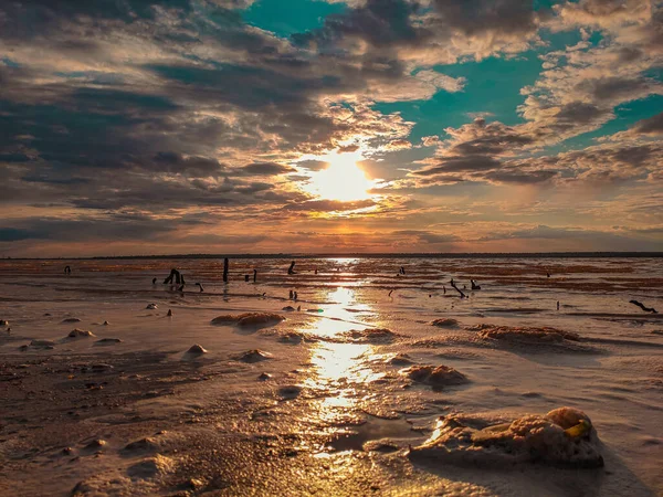 Nehrin üzerinde renkli, çok renkli bir gün batımı, büyüleyici bir manzara. Akşam gökyüzünün duvar kağıdı