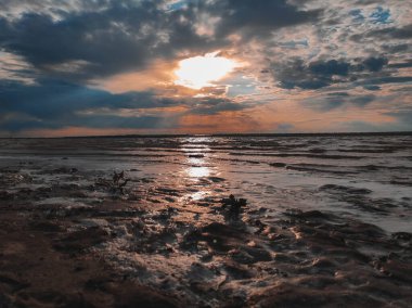 Gün batımında bulutlu bulutlu bulutlar ılık gün batımında aydınlık, renkli günbatımı gökyüzü akşam güneşiyle aydınlanan dramatik gökyüzü bulutları. Gün batımında köy yolu