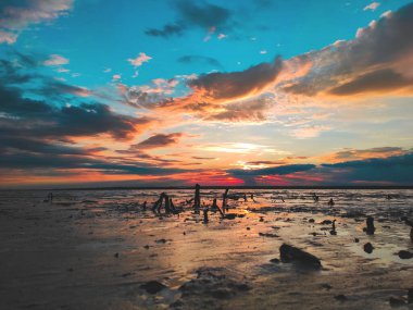 Gün batımında bulutlu bulutlu bulutlar ılık gün batımında aydınlık, renkli günbatımı gökyüzü akşam güneşiyle aydınlanan dramatik gökyüzü bulutları. Gün batımında köy yolu