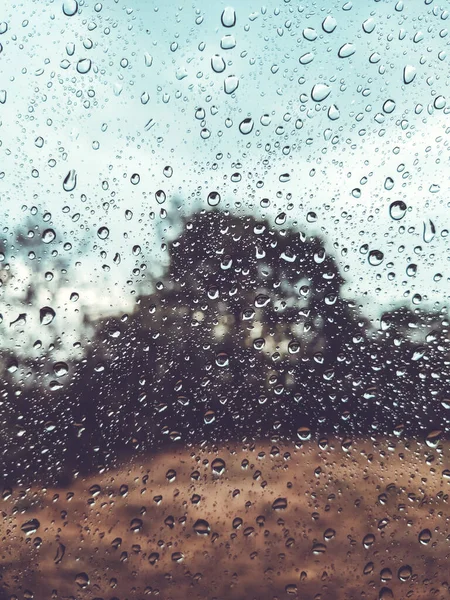 車のガラス窓に雨が降ります 透明な窓の上に ガラスの上に雨が降ります ぼやけた背景 — ストック写真