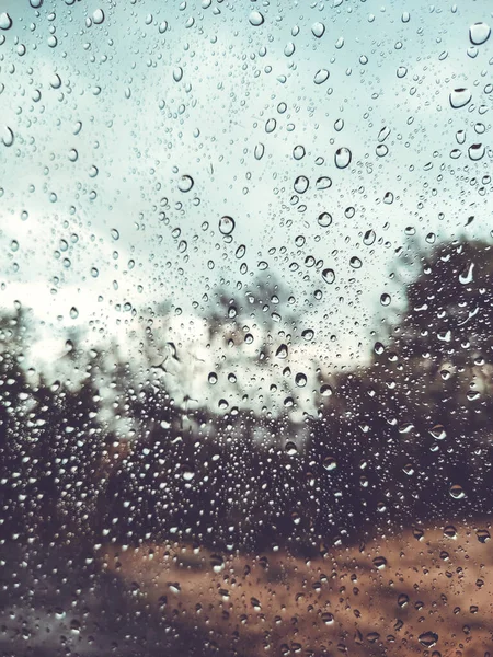 雨点落在汽车玻璃窗上 雨滴落在透明的窗户上 落在玻璃上 模糊的背景 — 图库照片