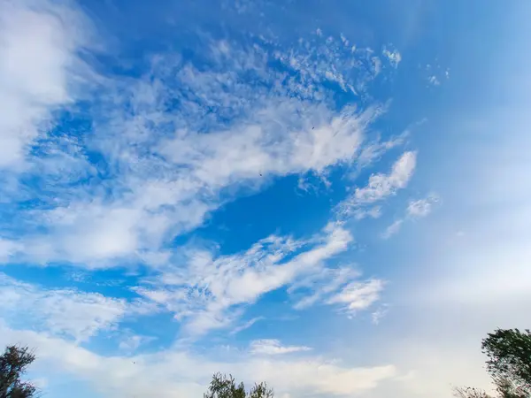 広大な青空 雲の空 小さな雲と青空の背景 空のパノラマ 美しい空だ スカイクラウド壁紙 — ストック写真