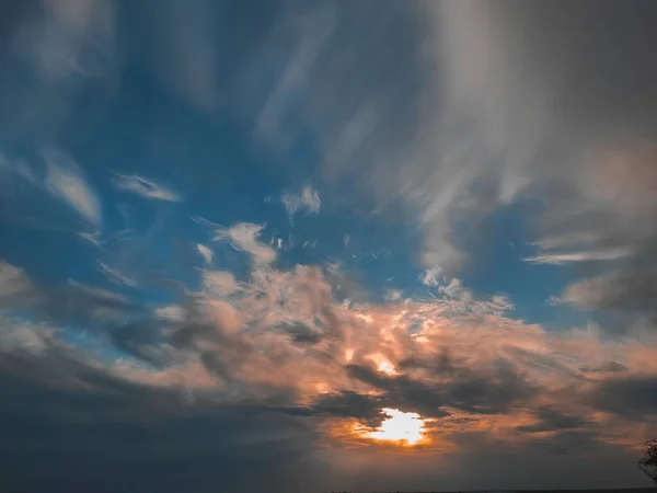Solnedgång Molnig Himmel Med Pittoreska Moln Upplysta Varmt Solnedgång Solljus — Stockfoto