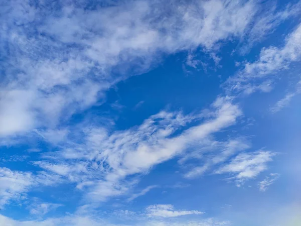 広大な青空 雲の空 小さな雲と青空の背景 空のパノラマ 美しい空だ スカイクラウド壁紙 — ストック写真